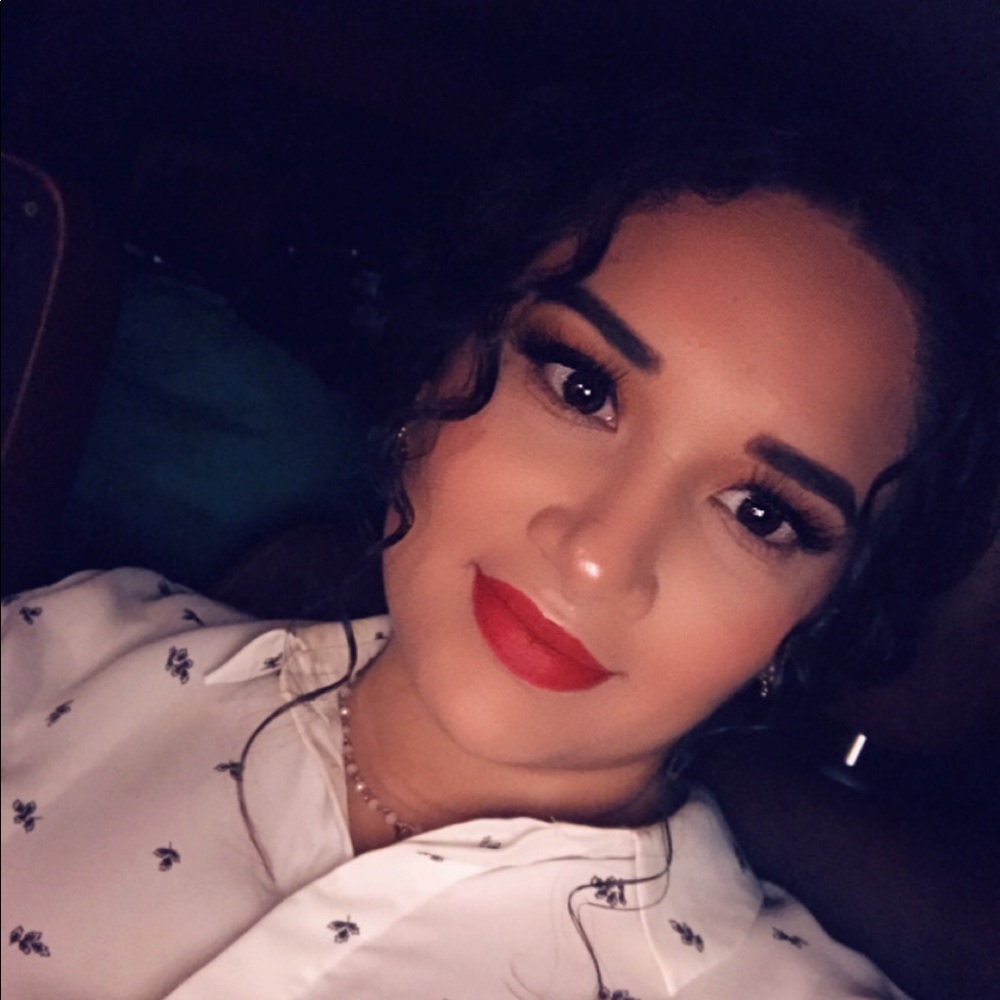 Meet your Posher, Cynthia